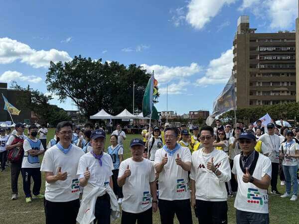 蕭董事長及張院長率領幹部群於比賽中為各選手加油打氣