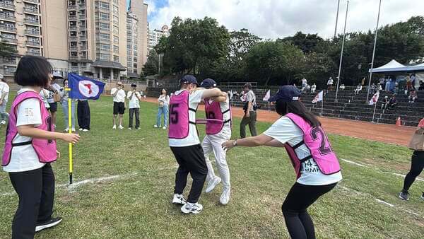 牽腸掛肚趣味競賽：雙手搭肩共同為競賽爭取榮譽