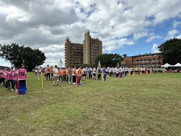 一次十組同時進行跳動人身趣味競賽