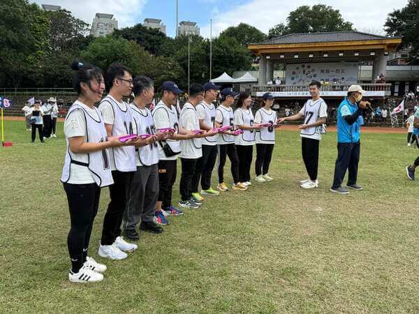 由熊教練邀請隊伍做移動城堡趣味競賽比賽規則講解與技巧示範