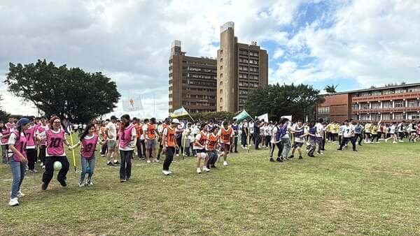 雙人同行趣味競賽一次十組同時進行場面就是如此壯觀