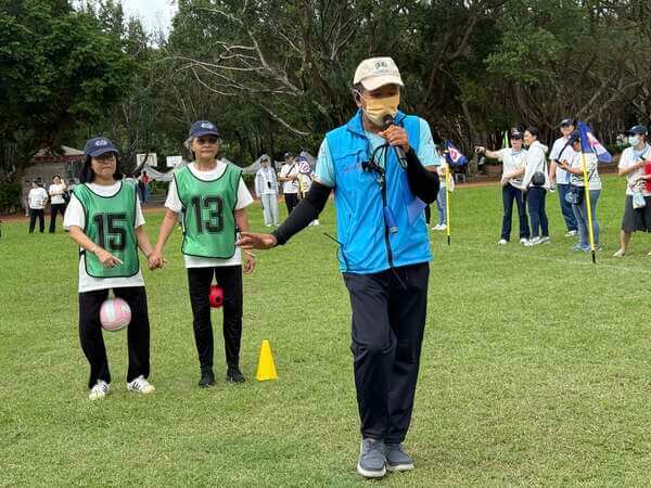 由熊教練邀請隊伍做雙人同行趣味競賽比賽規則講解與技巧示範
