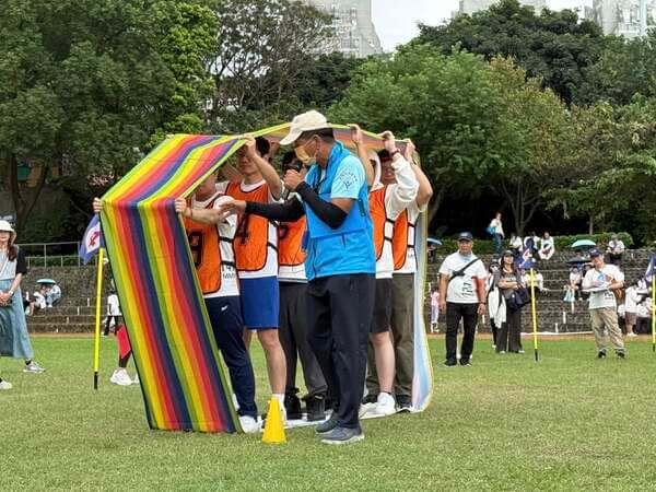 由熊教練邀請隊伍做時來運轉趣味競賽比賽規則講解與技巧示範