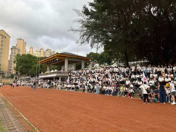 大隊接力比賽跑道周圍坐滿一起加油眷屬與同事這就是馬偕人精神