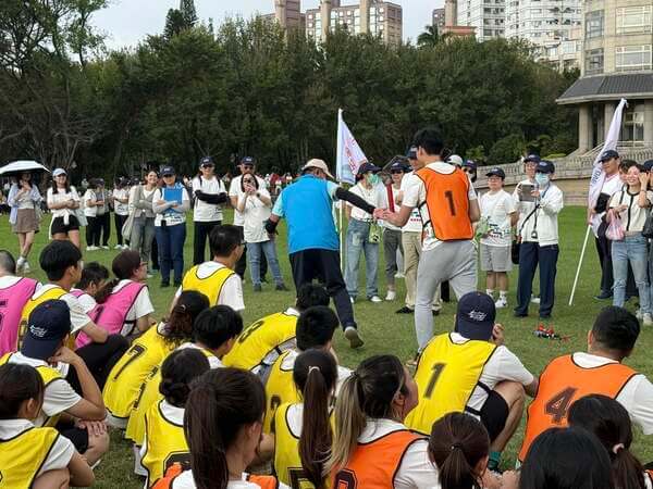 大隊接力賽前由熊教練親自示範接棒技巧