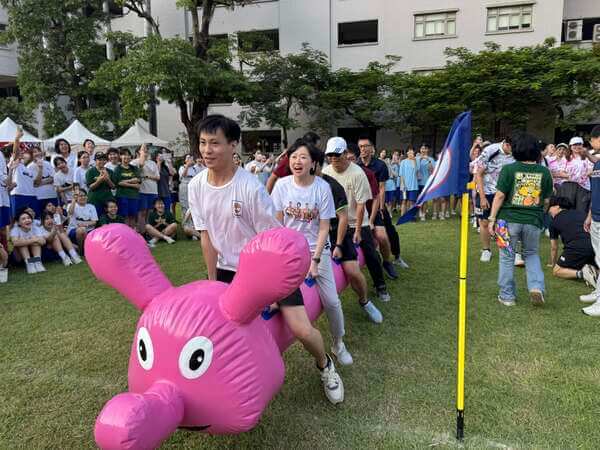 趣味競賽中最刺激與吸睛項目:充氣毛毛蟲(高雄女中校慶活動) 趣味競賽中最刺激與吸睛項目:充氣毛毛蟲(高雄女中校慶活動)