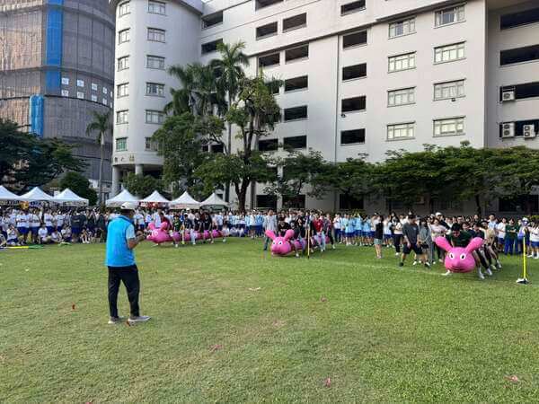 由領隊熊教練親自主持趣味競賽(高雄女中校慶活動) 由領隊熊教練親自主持趣味競賽(高雄女中校慶活動)