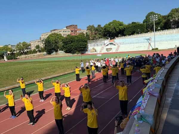 由蘭大衛紀念教會教友們帶領之歡樂大會暖身操