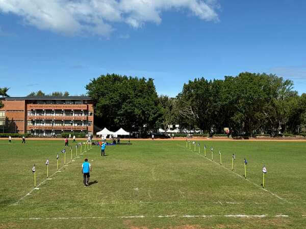 首創數字旗幟及免費場地佈置可一次十組競賽（馬偕醫院企業運動於淡水真理大學）