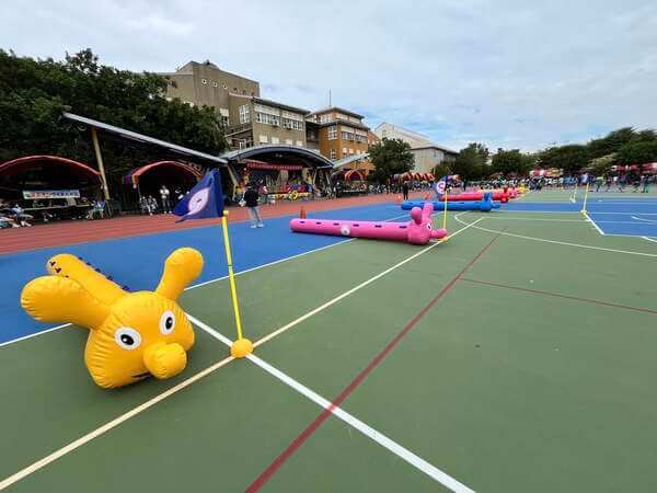 六隻充氣毛毛蟲設備及旗幟桿可一次六個班級同時競賽 六隻充氣毛毛蟲設備及旗幟桿可一次六個班級同時競賽