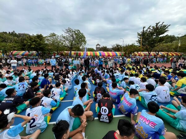 賽前由熊麻吉活動團隊領隊熊教練親自做比賽規則講解及示範 賽前由熊麻吉活動團隊領隊熊教練親自做比賽規則講解及示範