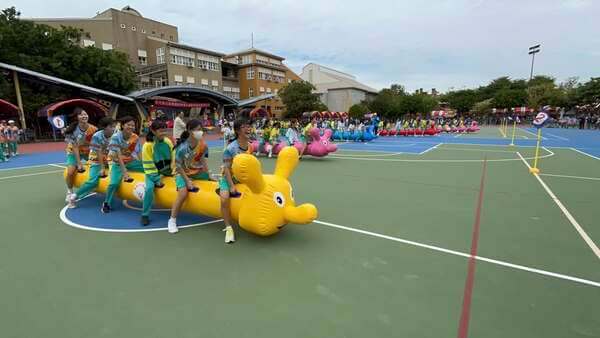 六隻陸上行舟同時競賽場面就是與眾不同 六隻陸上行舟同時競賽場面就是與眾不同