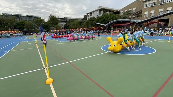 充氣毛毛蟲是全民最喜愛的趣味競賽項目 充氣毛毛蟲是全民最喜愛的趣味競賽項目