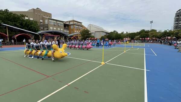 毛毛蟲趣味競賽充分展現團隊合作精神之運動 毛毛蟲趣味競賽充分展現團隊合作精神之運動