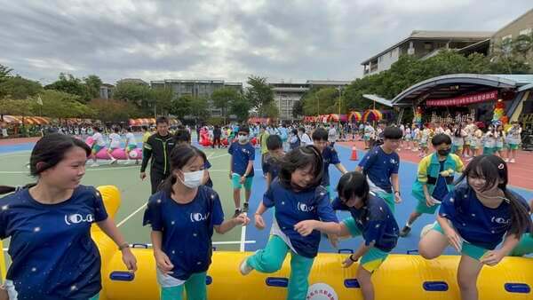 如何於快速接力時避免碰撞也是毛毛蟲趣味競賽技巧之一 如何於快速接力時避免碰撞也是毛毛蟲趣味競賽技巧之一