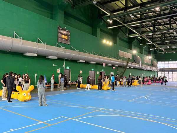 在充氣毛毛蟲趣味競賽中我們擁有場地佈置及專業帶領安全經驗 在充氣毛毛蟲趣味競賽中我們擁有場地佈置及專業帶領安全經驗