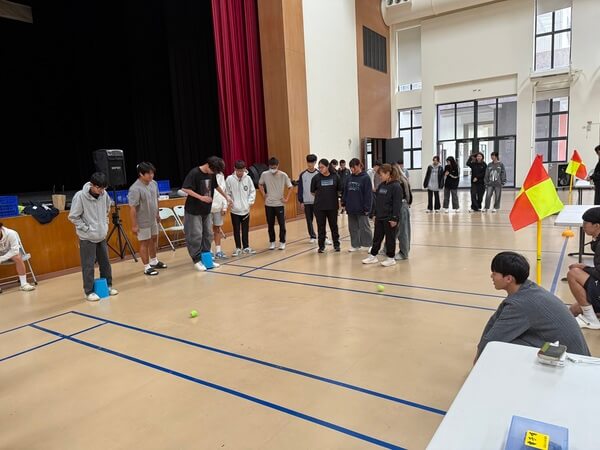 甕中捉鱉團康遊戲:由熊麻吉活動團隊領隊熊彥棋老師提供學生體驗 甕中捉鱉團康遊戲:由熊麻吉活動團隊領隊熊彥棋老師提供學生體驗