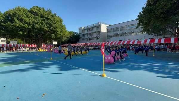 越多班級(一次五組)同時競賽場面就呈現更壯觀更不同之氣勢 越多班級(一次五組)同時競賽場面就呈現更壯觀更不同之氣勢