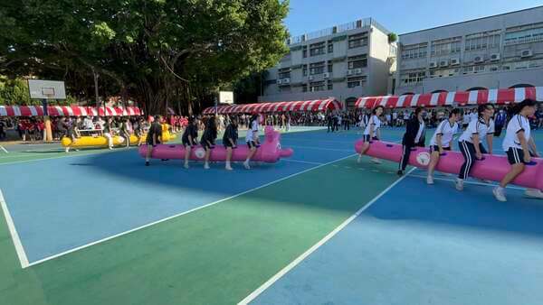 充氣毛毛蟲趣味競賽是全台最喜愛之競賽項目更能發揮團隊合作精神 充氣毛毛蟲趣味競賽是全台最喜愛之競賽項目更能發揮團隊合作精神