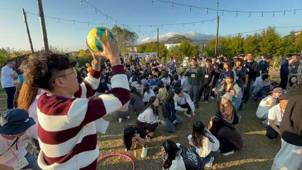 拋接不離團康遊戲：場地雖小我們還是可以一次六組時競賽