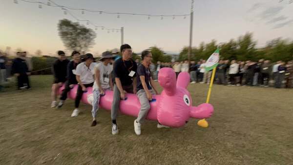 在充氣毛毛蟲趣味競賽中我們擁有場地佈置及專業帶領安全經驗