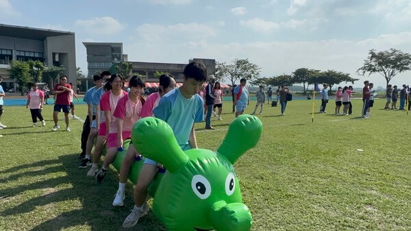 充氣毛毛蟲是全民最喜愛的趣味競賽項目 充氣毛毛蟲是全民最喜愛的趣味競賽項目