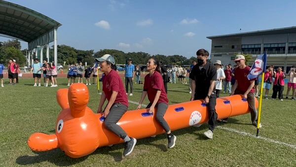 教職員組也下場享受最刺激的毛毛蟲趣味競賽 教職員組也下場享受最刺激的毛毛蟲趣味競賽