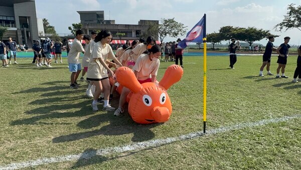 如何於快速接力時避免碰撞也是毛毛蟲趣味競賽技巧之一 如何於快速接力時避免碰撞也是毛毛蟲趣味競賽技巧之一