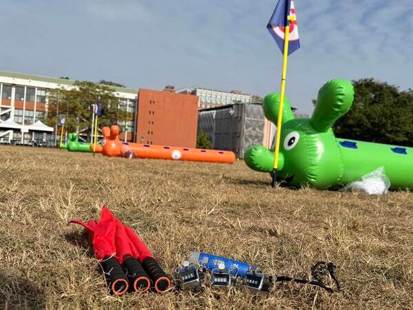 在校慶活動趣味競賽中我們提供的不只是毛毛蟲還有裁判旗與計數器