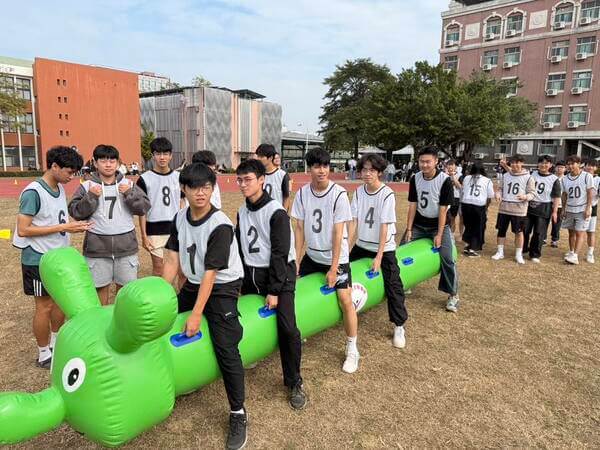 南臺科大充氣毛毛蟲趣味競賽各隊伍均代表各科系報名參加爭取榮譽
