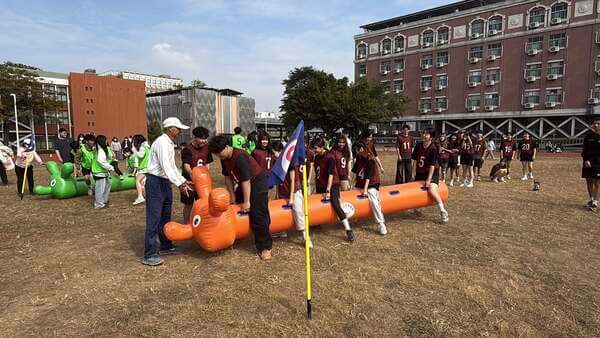 在充氣毛毛蟲趣味競賽我們不僅提供場地佈置與主持還有全程拍照錄影