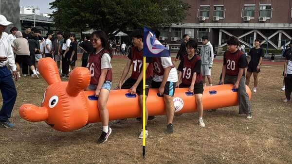 陸上行舟趣味競賽是校慶活動及全民最喜愛之競賽