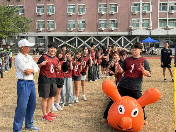 陸上行舟趣味競賽最能展現團隊合作精神與意志力之項目