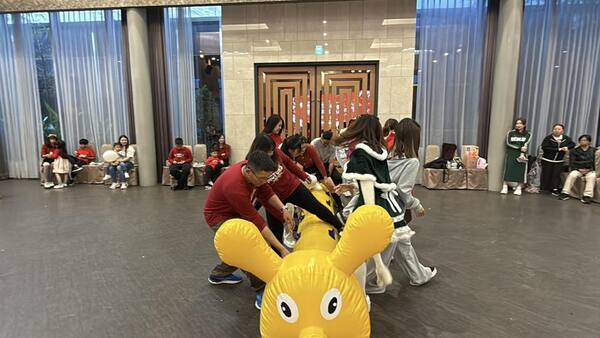 雖首次參與毛毛蟲趣味競賽體驗，但接力的素度超專業：超級生技集團