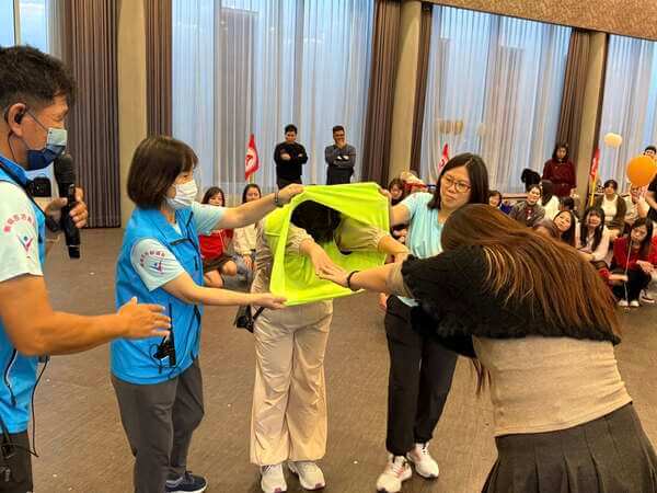 金蟬脫殼團康遊戲：由熊教練講解隊員協助來示範技巧