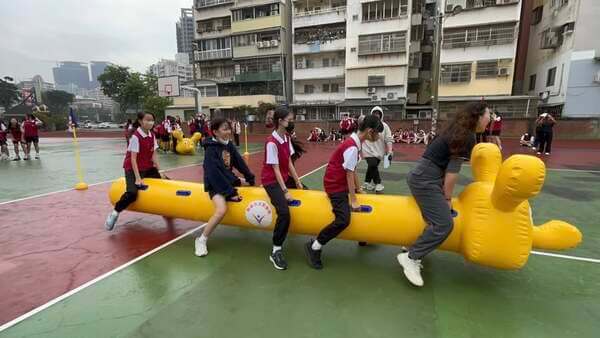 1766825932128706.jpg 連班導也能和學生一起享受充氣毛毛蟲趣味競賽發揮團隊合作精神