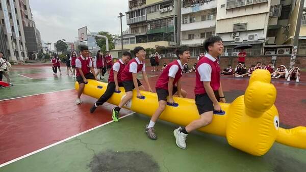 陸上行舟趣味競賽是全民最喜愛的趣味競賽項目