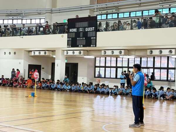 熊教練親自主持本次校慶活動親子趣味競賽 熊教練親自主持本次校慶活動親子趣味競賽