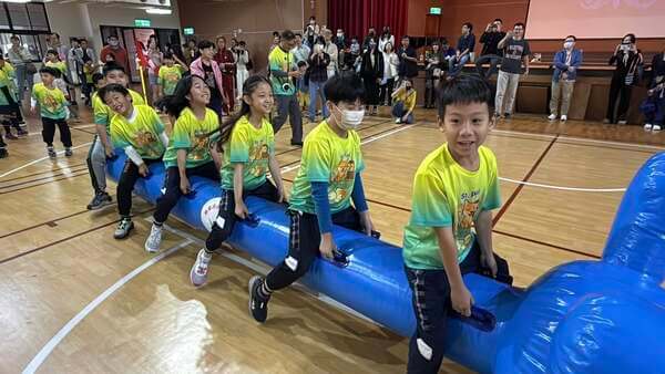 孩童超喜愛的充氣毛毛蟲(明誠小學校慶活動) 孩童超喜愛的充氣毛毛蟲(明誠小學校慶活動)