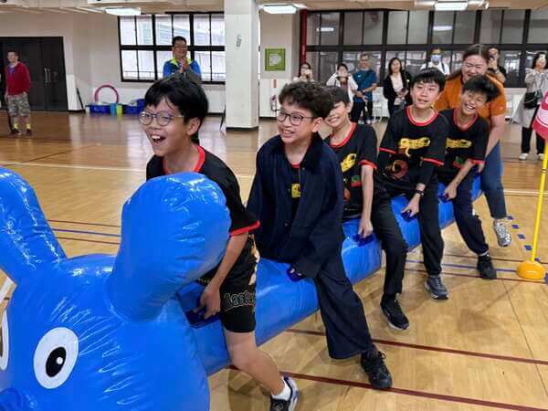 充氣毛毛蟲趣味競賽:我們提供最安全與專業到場帶領服務 充氣毛毛蟲趣味競賽:我們提供最安全與專業到場帶領服務