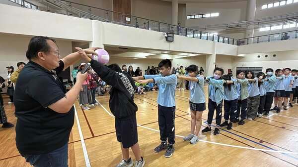 翻山越嶺團康活動:班導師也協助幫忙捕捉回憶(明誠小學校慶親子活動) 翻山越嶺團康活動:班導師也協助幫忙捕捉回憶(明誠小學校慶親子活動)