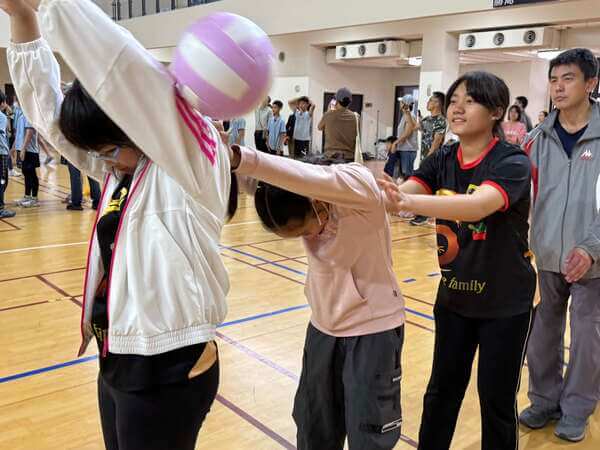 翻山越嶺團康活動:家長也能一起親子互動(明誠小學校慶親子活動) 翻山越嶺團康活動:家長也能一起親子互動(明誠小學校慶親子活動)