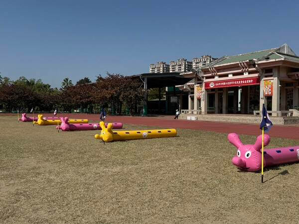 全台唯一客制化充氣毛毛蟲安全設備及專業場地佈置