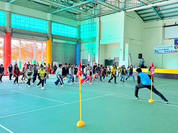 由熊教練帶領暖身操