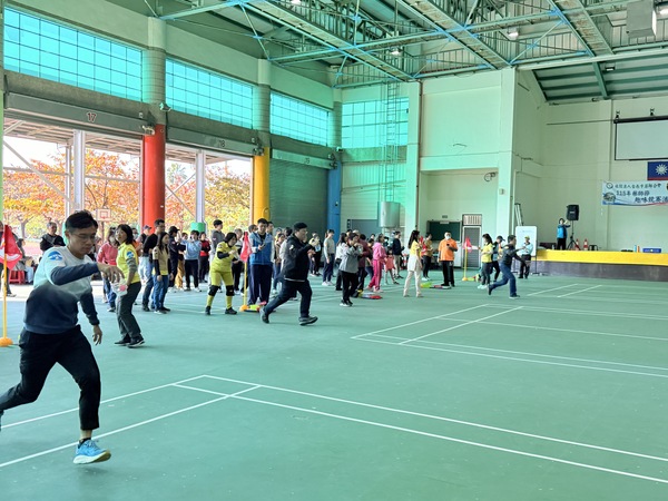 天旋地轉趣味競賽：五組一次同時競賽場面就是更刺激囉