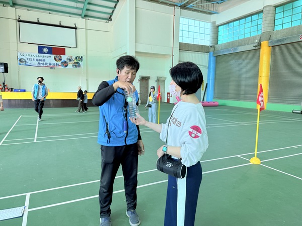 熊教練不只是提供設備和主持帶領，還能親自示範技巧：天旋地轉趣味競賽