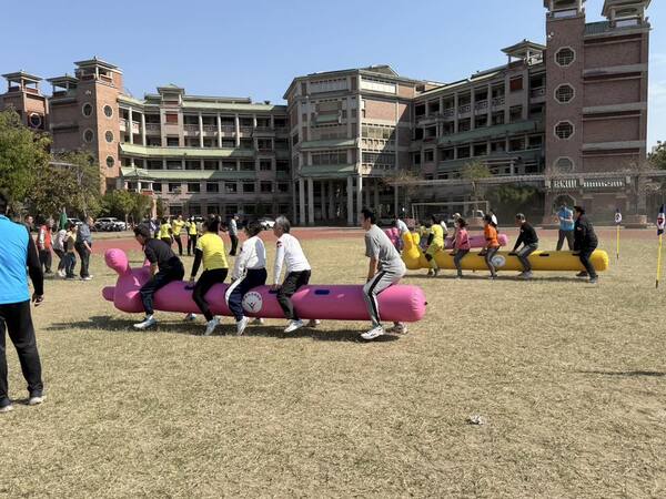 充氣毛毛蟲趣味競賽是所有活動中最熱門與推薦遊戲