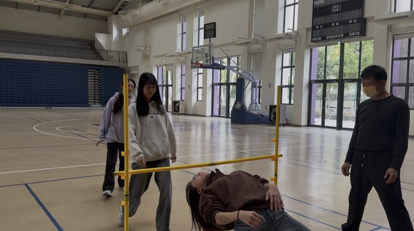 彎腰捧腹團康遊戲：南應大運休系學生體驗測試
