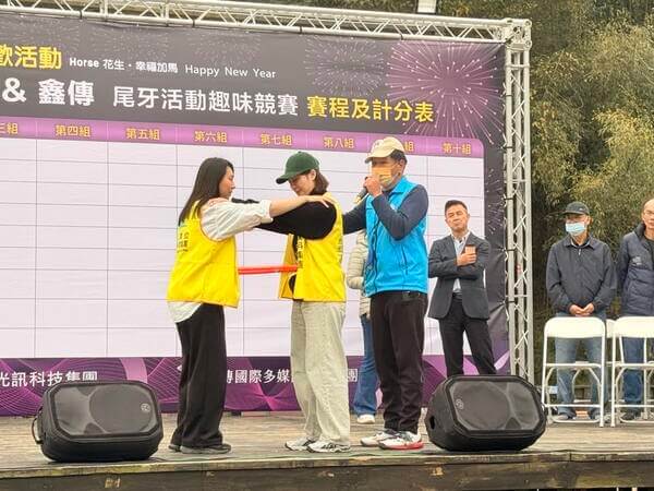 由工作人員上台熊教練親自技巧示範與比賽規則講解:光訊科技尾牙活動 由工作人員上台熊教練親自技巧示範與比賽規則講解:光訊科技尾牙活動