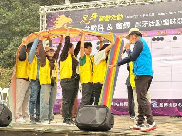 時來運轉趣味競賽:由工作人員上台示範熊教練親自講解技巧與比賽規則 時來運轉趣味競賽:由工作人員上台示範熊教練親自講解技巧與比賽規則